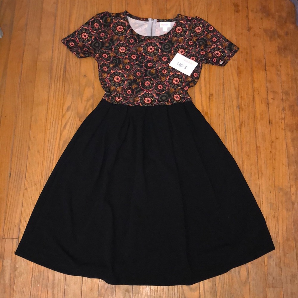 🔥NWT LULAROE AMELIA DRESS SIZE SMALL